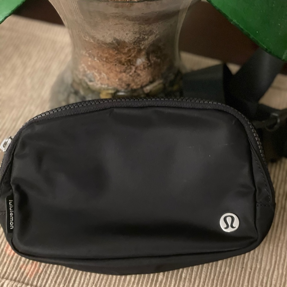 BNWOT Lululemon Black Everywhere Belt Bag